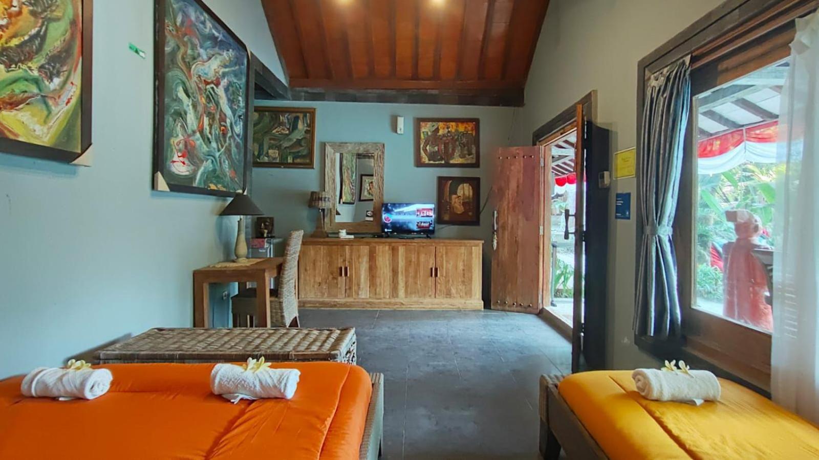 Astuti Gallery Homestay *