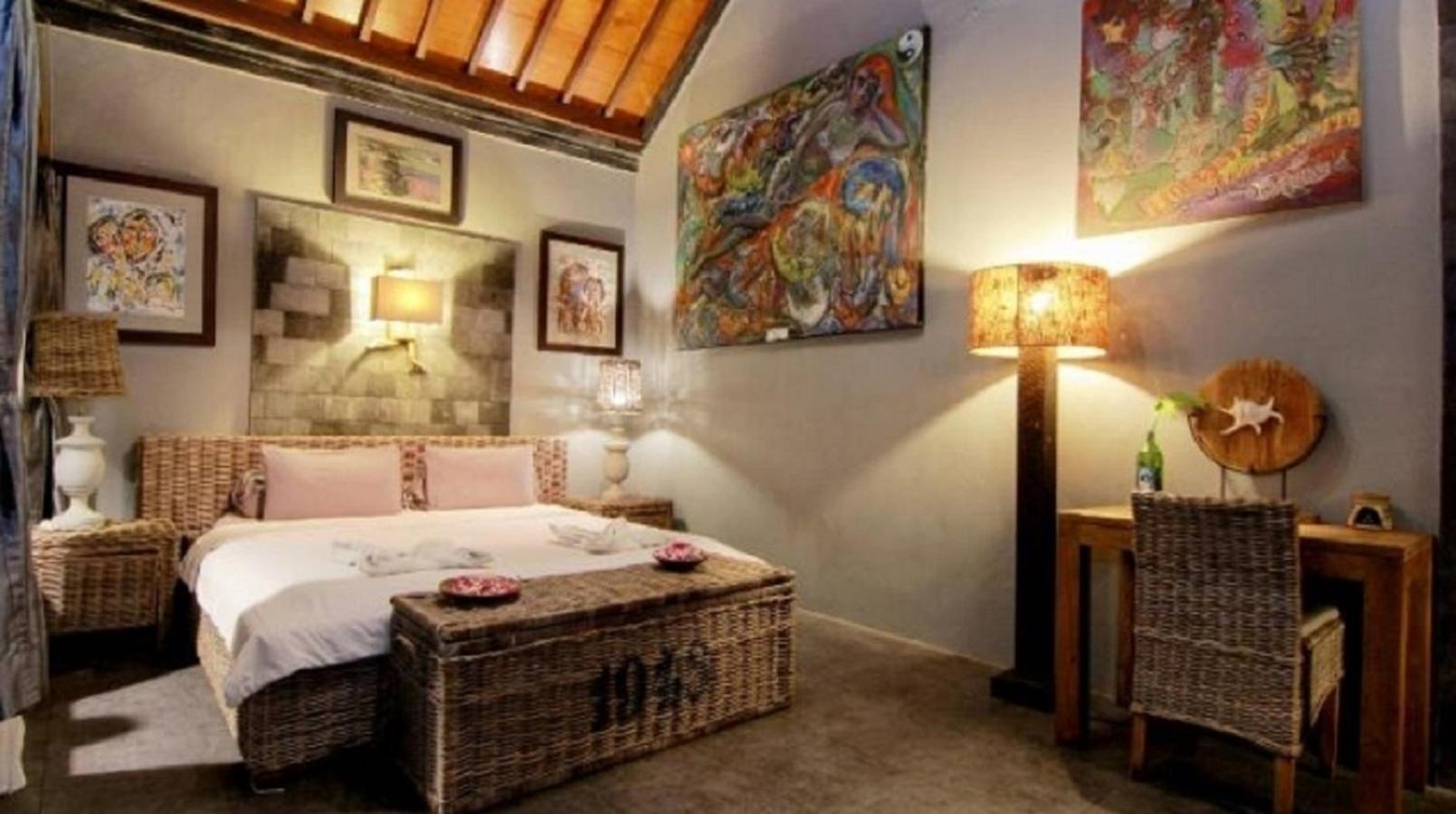 Astuti Gallery